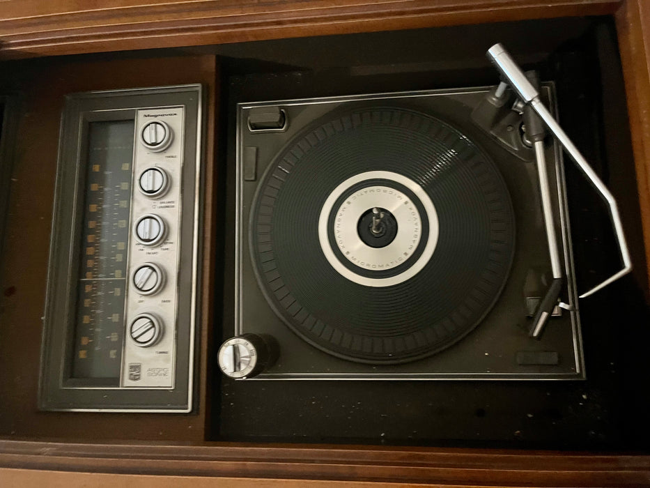 Stereo cabinet with original record player 32700