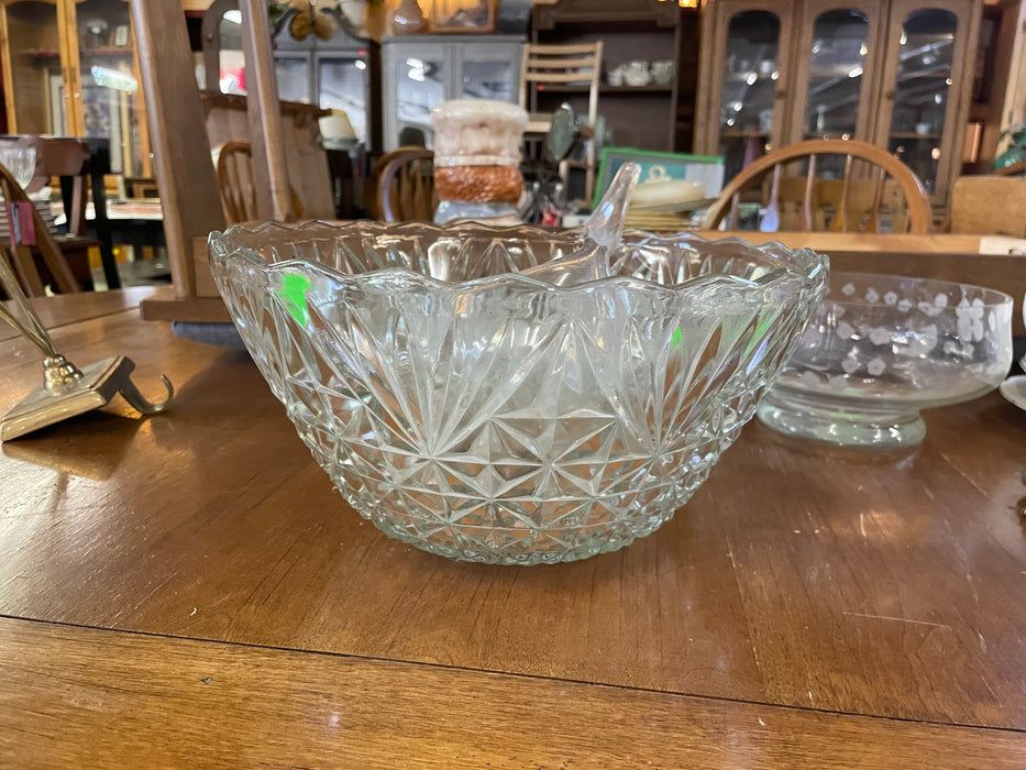 Anchor hocking punch bowl with 8 cups 32941