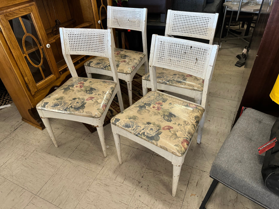 White dining chairs w/ upholstered seats 32946