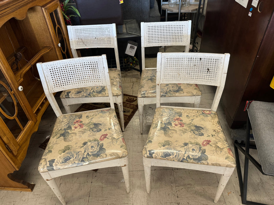 White dining chairs w/ upholstered seats 32946