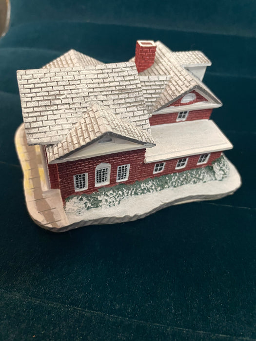 "The Bank" village figurine 33336