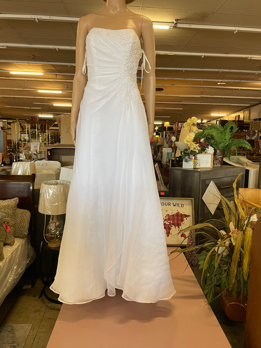 David's Bridal A-line chiffon size 6 wedding dress with side draping 32141