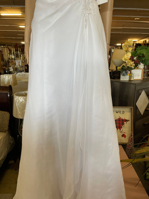 David's Bridal A-line chiffon size 6 wedding dress with side draping 32141