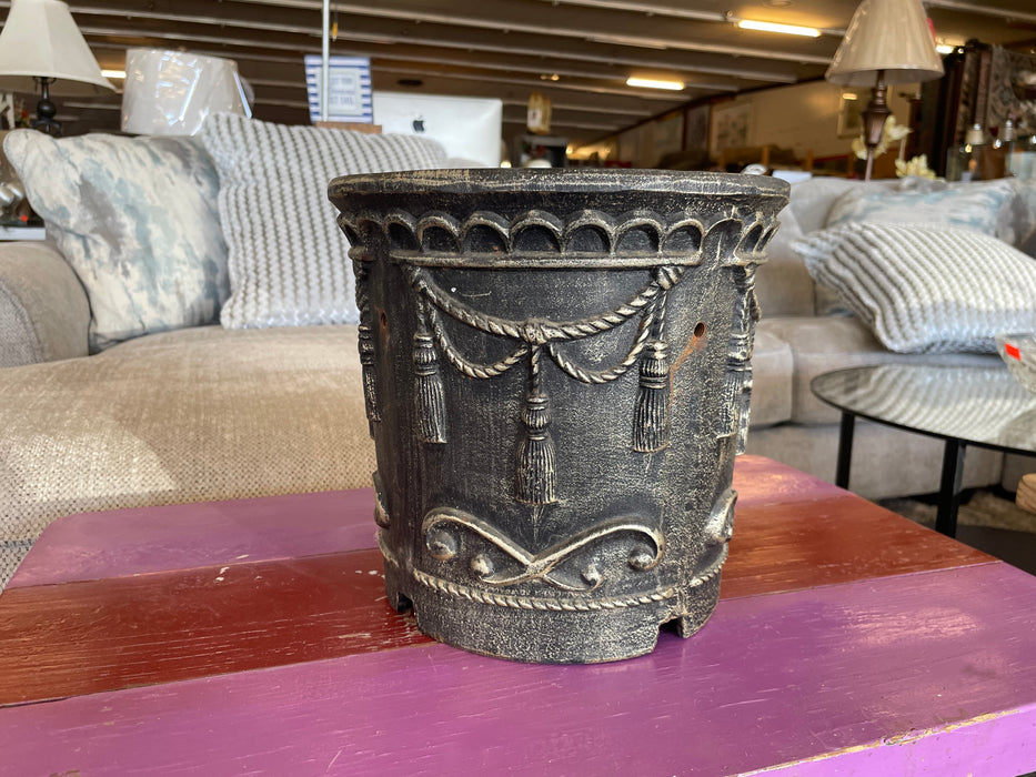 Vintage cast iron decorative planter garden pot 32680