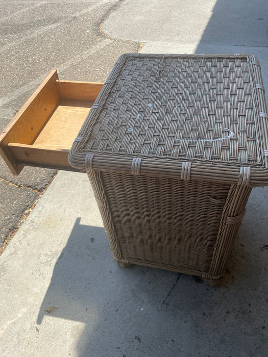 1970s rattan wicker end table/nightstand 32761