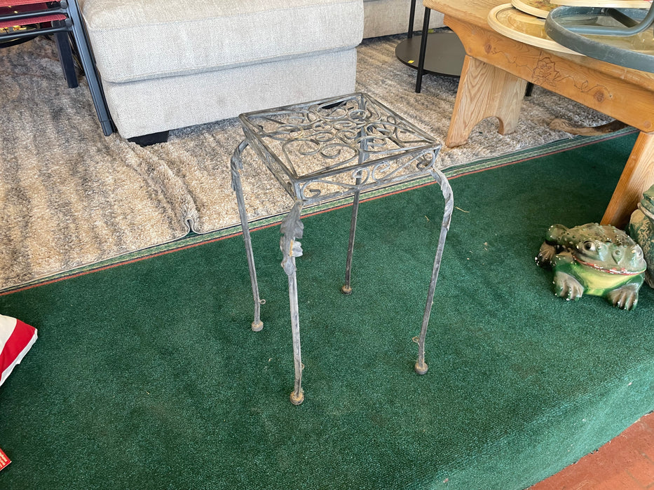 Metal plant stand 32670