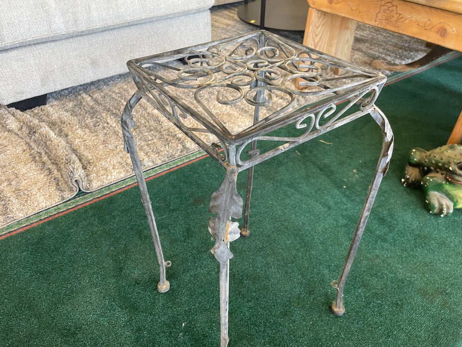 Metal plant stand 32670