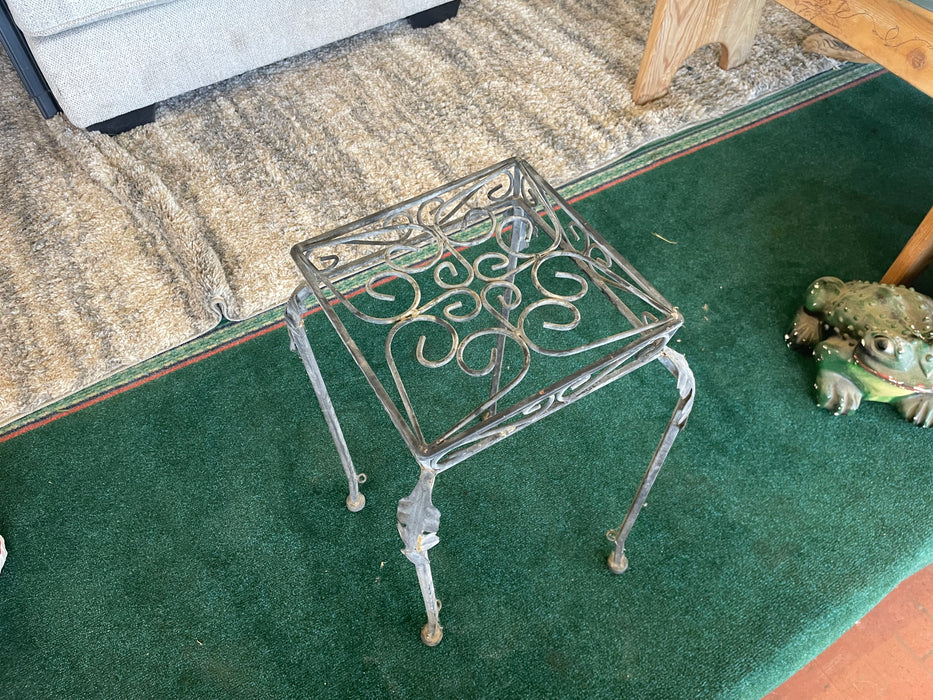 Metal plant stand 32670