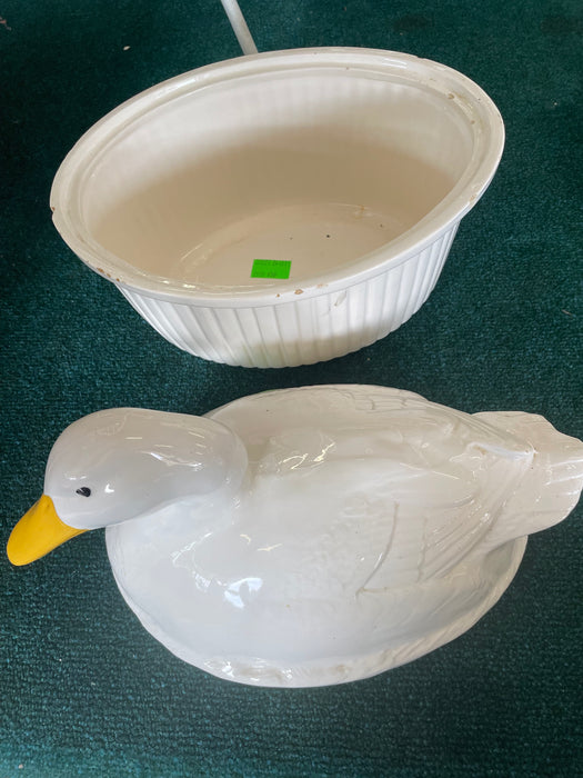 Ceramic duck serving dish with lid 33221