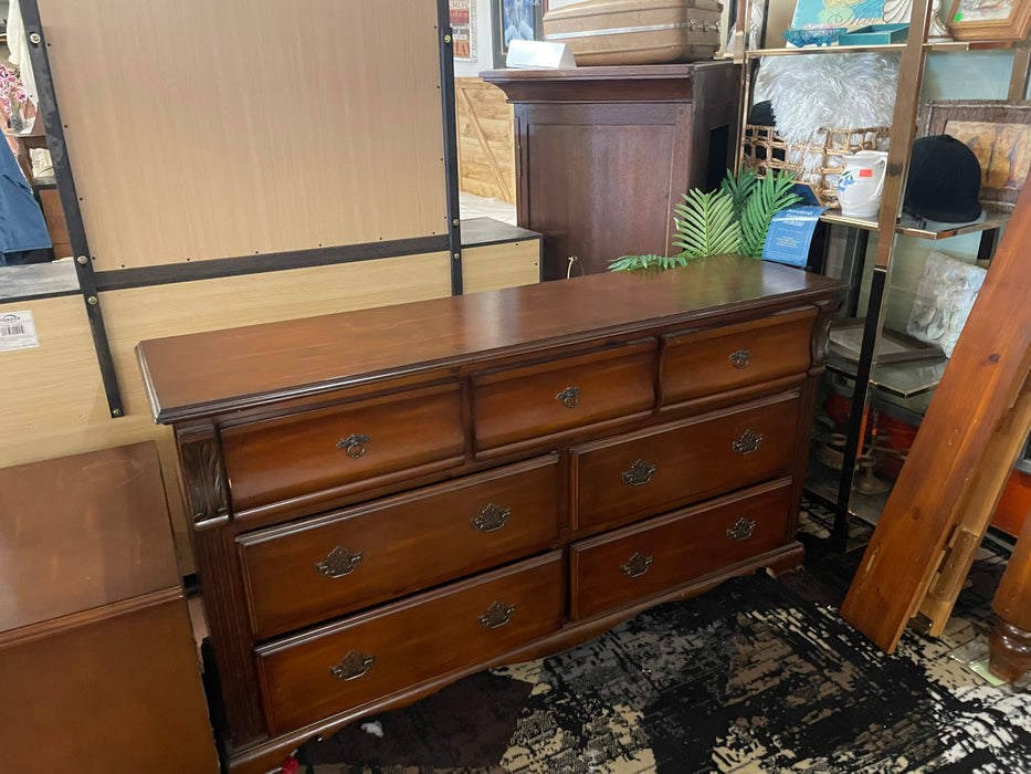 Dresser w/ 7 dovetail drawers 33035