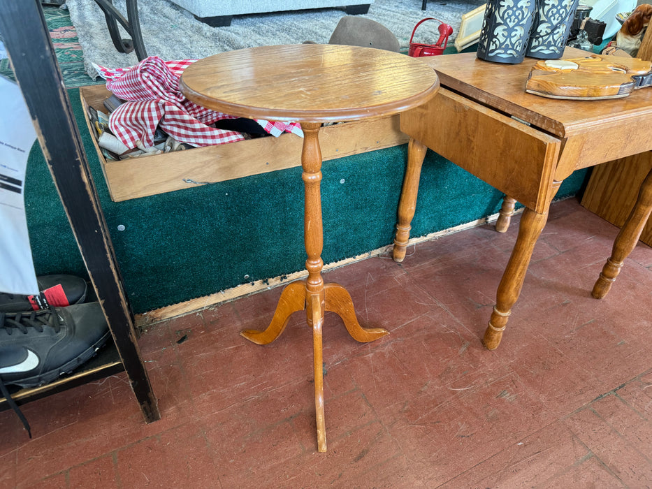 Wood round pedestal side end table 33067