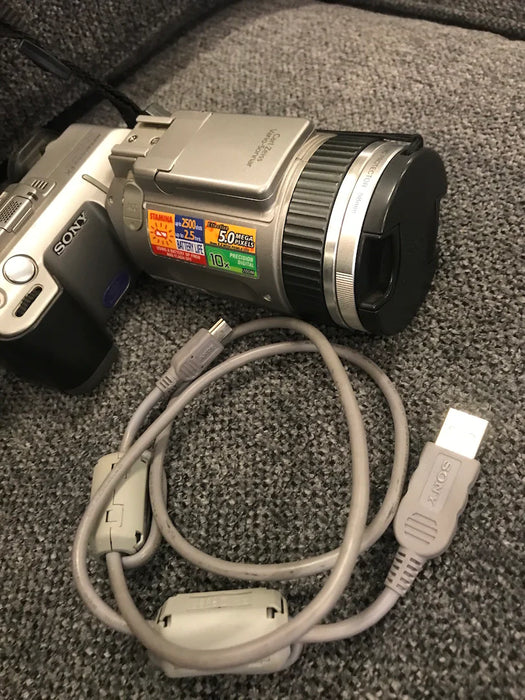 Sony DSC-f707 5mp digital camera color silver w camera bag, accessories 18775