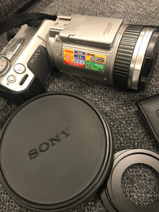 Sony DSC-f707 5mp digital camera color silver w camera bag, accessories 18775