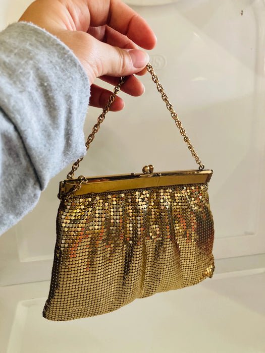 Unique Vintage Whiting & Davis Gold Mesh Cute Hand Purse E001