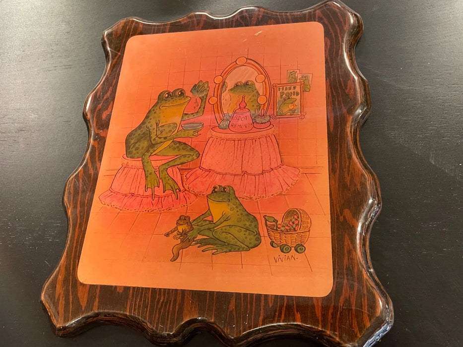 Mom frog and baby on wood picture 28376