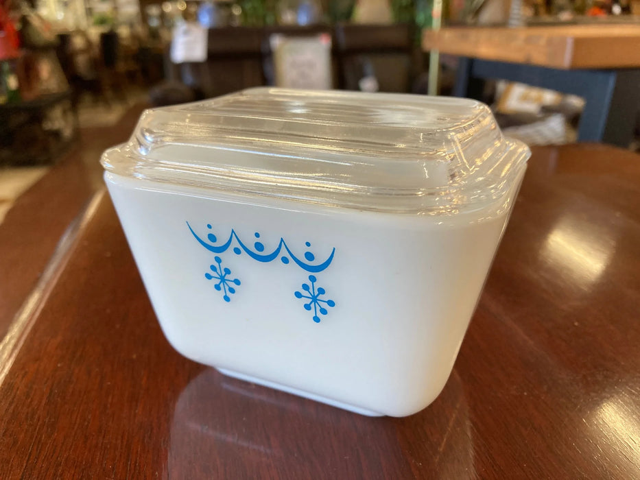 Pyrex snowflake baking dish w/ lid .5 cup 28576