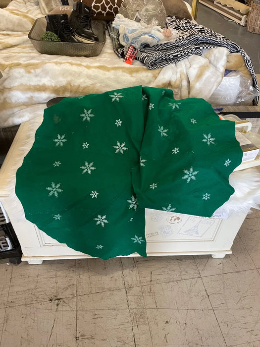 Green snowflake tree skirt 29811