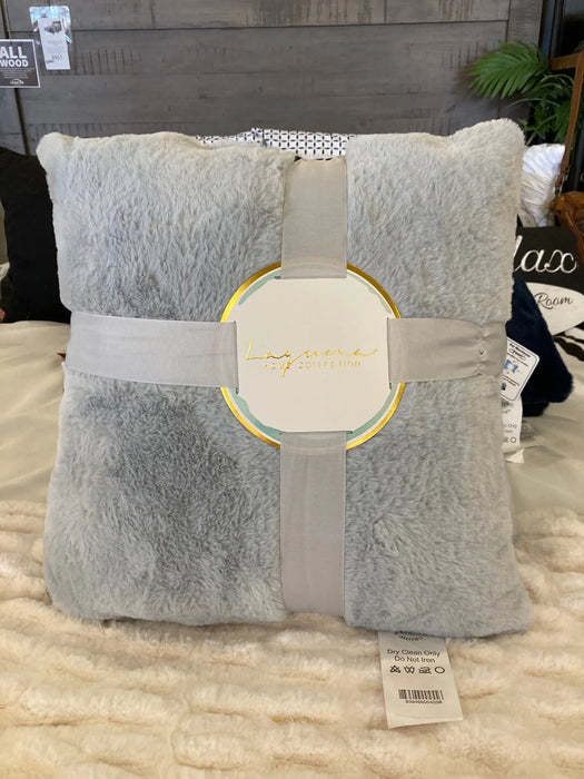 Laguna Home Collection set of 2 light grey plush pillows NEW 29891